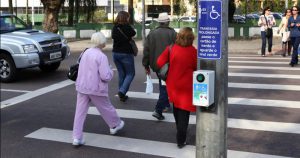98% dos idosos não conseguem atravessar a rua no tempo dos semáforos