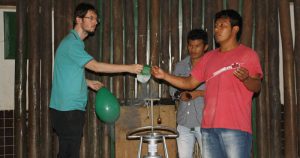 Física em tupi-guarani: educador da USP leva experimentos para aldeia