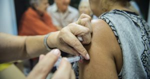Nota técnica mostra relevância de vacinar cuidadores de idosos, sejam de instituições ou familiares