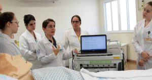 Aula de enfermagem usa sistema para treinar cuidado ao paciente