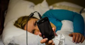 Noites maldormidas podem estar relacionadas ao uso do celular