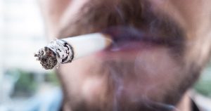 Baixar impostos sobre cigarro aumenta chance de câncer de pulmão
