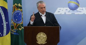 Brasil finge que é democrático, mas é um “Estado-fantoche”