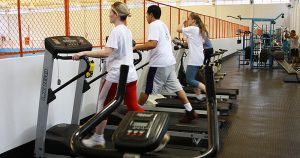 Estudos de educação física beneficiam quem participa como voluntário