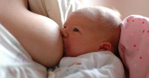 Aleitamento materno é bom para a saúde da mulher e previne a mortalidade infantil