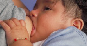 Consumo de álcool durante a amamentação danifica o cérebro do bebê