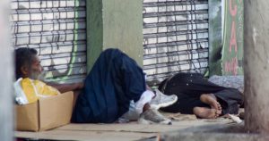São Paulo tem quase 20 vezes mais imóveis vazios do que indivíduos em situação de rua, segundo IBGE