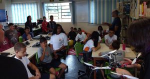 Jovens aprendem a construir robôs na USP em São Carlos