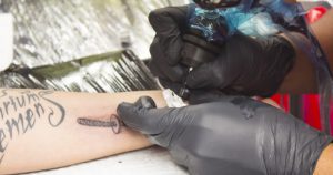 Mercado de tatuagens cresce, mas prática requer alguns cuidados