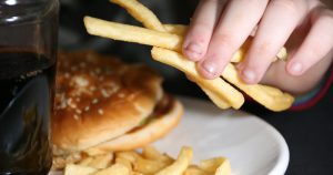 Falta de regras na alimentação de crianças preocupa nutricionistas