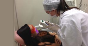Dispositivo com luz violeta auxilia a diagnosticar lesão bucal