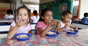 Relatório mundial alerta para os riscos da obesidade infantil no Brasil