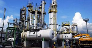 Saída do Brasil é investir em refinarias de petróleo