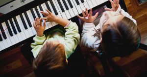 Revista aborda os efeitos da música para a clínica do autismo