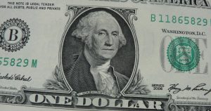 O que faz o dólar chegar perto dos R$ 4