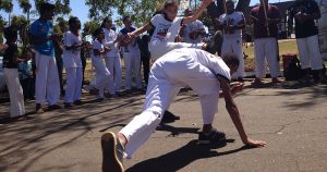 Capoeira ajuda a acolher crianças afetadas por violência armada