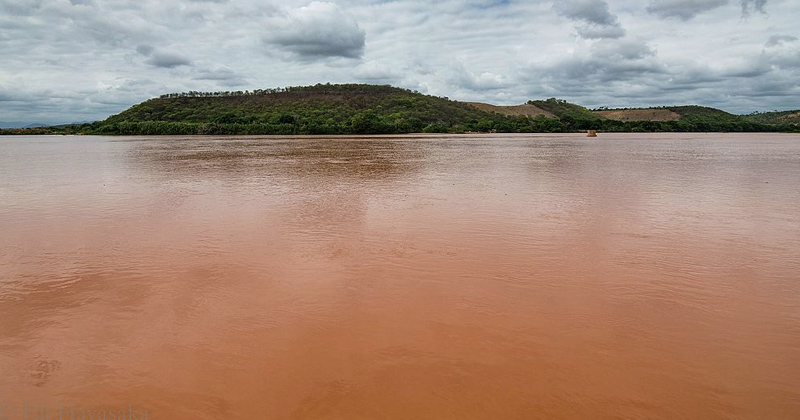 Águas do Rio Doce em Galileia (Minas Gerais), com a lama da barragem da Samarco que se rompeu no município de Mariana em 5 de novembro de 2015