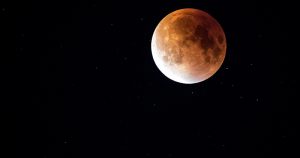 Sol, Terra e Lua alinhados combinam eclipse lunar total e superlua