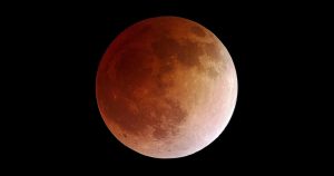 Eclipse lunar mais longo do século ocorre nesta sexta-feira