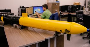 Veículo autônomo submarino monitora águas com sensores e câmeras