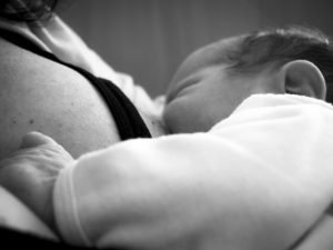 Amamentação nutre o bebê e promove o contato natural com a mãe