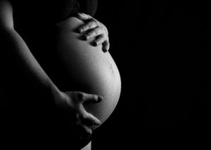 Projeto de lei deve permitir que mulher não assuma maternidade
