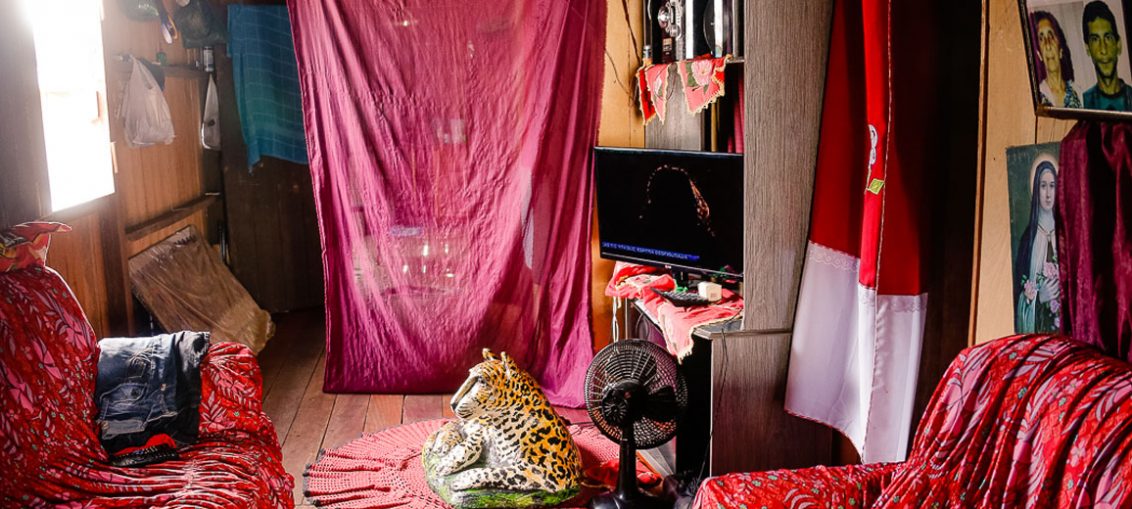 Interior da casa de um morador de Mâncio Lima, no Acre. A cidade é atualmente uma das campeãs de casos de malária no Brasil - Foto: Cecília Bastos/USP Imagens