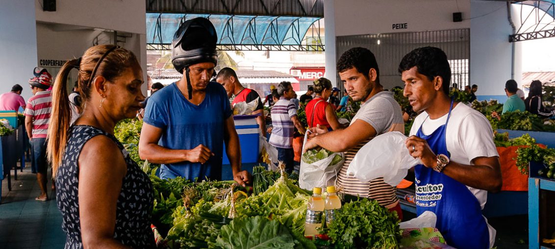Feira do produtor rural em Cruzeiro do Sul, no Acre. A cidade tem cerca de 79 mil habitantes - Foto: Cecília Bastos/USP Imagens