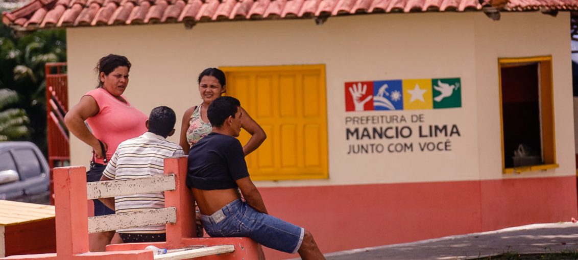 Moradores conversam na Praça Central de Mâncio Lima. Trata-se da cidade mais a oeste do Brasil - Foto: Cecília Bastos/USP Imagens
