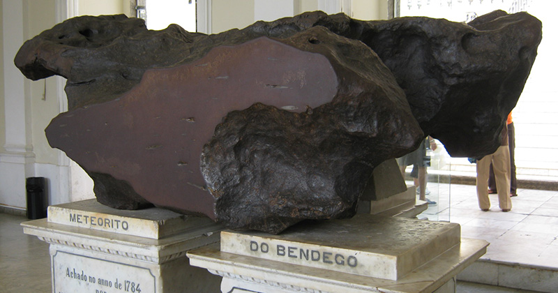 O meteorito do Bedengó, que resistiu às chamas – Foto: Jorge Andrade via Wikimedia Commons – CC