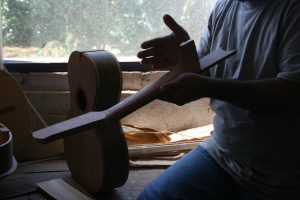 Composições e produções artesanais destacam violeiros