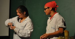 Grupo de estudantes da USP ensina química através do teatro