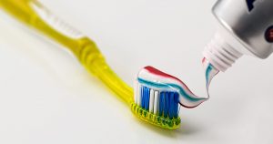 Higienização da escova dental também faz parte da saúde bucal