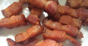 Madeira de reflorestamento pode ser opção na defumação de bacon