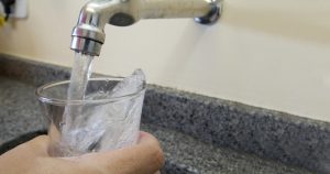 Cidades brasileiras apresentam alto índice de agrotóxico na água da torneira