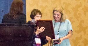 Professora da USP é premiada por contribuição à presença de mulheres na neurociência