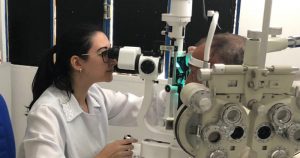 Dificuldade no acesso a oftalmologistas é um empecilho para o uso de óculos no Brasil