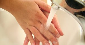 Lavar mãos evita até 40% de infecções como gripe e conjuntivite