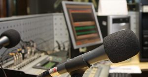 Jornalistas da USP dão oficina sobre divulgação de ciência em podcasts
