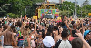 Carnaval em 2022 pode ser um risco para a saúde pública, dizem especialistas