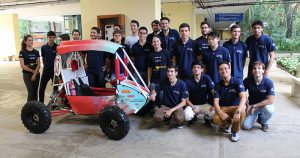 Alunos de engenharia lançam carro para competição nacional