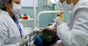 Estudo da USP busca voluntários com implantes dentários