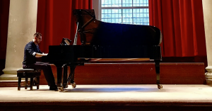 Pianista polonês apresenta recital na Biblioteca Brasiliana