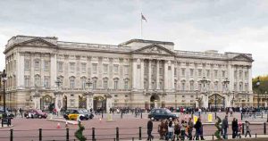 Família real britânica celebra “conto de fadas”