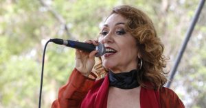 Vânia Bastos canta os tons de Minas Gerais