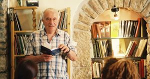 Professor da USP traduz obra de Yehuda Amichai pela primeira vez em português