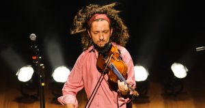 Ricardo Herz mistura no violino ritmos brasileiros e africanos