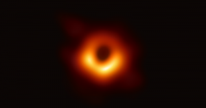 Foto de buraco negro alia duas teorias de Einstein