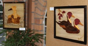 Exposição apresenta obras de arte feitas em madeira