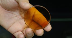 Experimento usa lente com ferro para revelar como magnetismo controla trajetória da luz